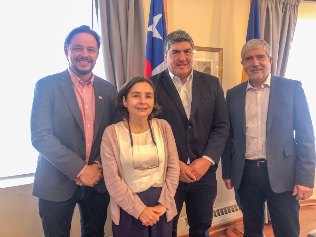 De izquierda a derecha: Jorge Carpinelli Pavisich, la vicerrectora I+D Andrea Rodríguez Tastets, Felipe Burgos Osorio y el Rector UdeC, Carlos Saavedra Rubilar
