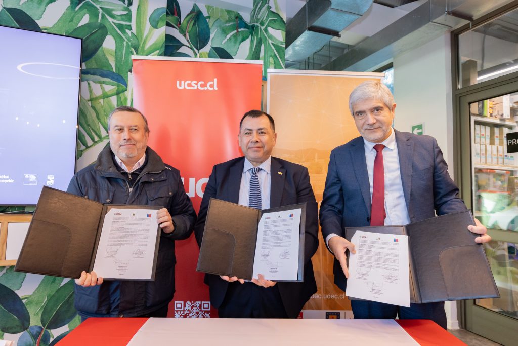 Firma-del-contrato-de-licencia-entre-la-UCSC-la-UdeC-y-la-Seremi-de-de-Salud-del-Biobio-16-1024×683